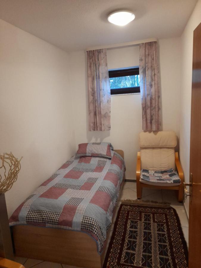Souterrain Wohnung In เบนส์ไฮม์ ภายนอก รูปภาพ